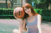 球场湿身谜团：美女球迷的矿泉水与汗水