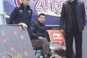 喵星人空降CBA赛场，阿的江指导瞬间被“萌”化，铁血赛场变温情瞬间