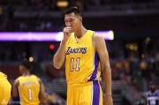 阿联重返NBA首秀三分钟拼两板，对抗考辛斯展现硬汉本色