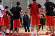 宫鲁鸣海埂督训重铸男篮筋骨 李根周鹏攻防演练各显神通