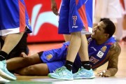 CBA赛场惊魂一刻：天津队外援霍尔曼髌骨脱位重伤离场