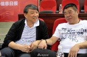 宫鲁鸣全运赛场边从容观战 一抹笑容见证篮球人生