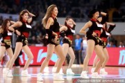 京鲁对决激情上演 篮球宝贝热舞点燃赛场