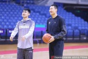 青岛赛前训练场上的老友记：李秋平与巩晓彬的轻松一瞬