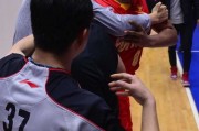 疆深赛后火爆冲突，外援萨林杰怒踹广告牌