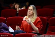 铁汉柔情：莫泰尤纳斯砍下大号两双，看台上娇妻浅笑嫣然是最美风景