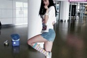 女篮寿星赵爽晒照感恩父母，灵动长腿定格绿茵场温情瞬间