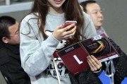 季后赛北京惜败新疆，孙悦爱妻陈露场边守候成冬日暖阳