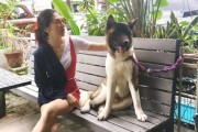 王仕鹏娇妻李跑近照曝光，与爱犬亲昵秀长腿，皮裤配骏马又美又飒