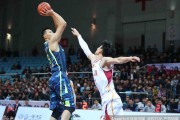 粤浙大战经典回眸：易建联暴扣无双，布泽尔强突内线造杀伤