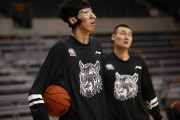 周琦带伤复出面具侠 与李根搞怪训练场兄弟情深