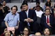 姚明亲临东莞见证南粤德比，为广东宏远创始人颁发CBA历史首尊突出贡献奖