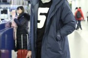 易建联潮装亮相机场背后的双面人生：从天才少年到篮球传奇