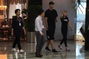 易建联夫妇街头漫步，模特妻子荆灵低调代言自家品牌