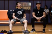 伤病侵袭下的辽篮双子星：郭艾伦与赵继伟场边观战，目睹球队季前赛惜败浙江