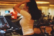 徐冬冬自嘲马甲线失踪，誓言重拾健身再塑性感曲线
