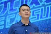 杨鸣遭遇狂热围堵，与玩偶小象比萌谁是赢家？