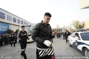 总决赛硝烟中的倔强背影