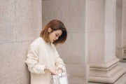 李根娇妻街头漫步宛若画中人，硬汉背后的温柔她撑起一片天