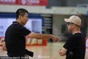 辽篮东北德比温情一幕 贺天举场边静待复出时刻