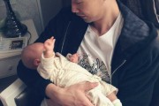 铁汉柔情：孟达变身超级奶爸，怀抱爱女幸福满溢