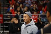 余文乐现场观战京粤大战 携手麦克隋见证京粤对决经典时刻