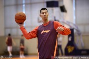 宏远训练场风云：阿联霸气回归，布泽尔“怪异投篮”成焦点，周鹏老而弥坚