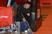 铁血队长的拄拐身影：睢冉伤停期心系山东男篮，三连客前现身训练场送行