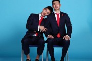 深圳男篮烈豹化身时尚男模 球场硬汉演绎创意写真新风尚