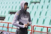马布里与“哈小宝”的京城之约：那一抱，胜过千言万语