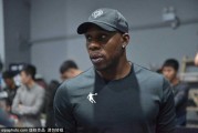 哈德森沈阳秀三分教女球迷运球 引爆篮球嘉年华