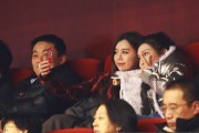 丁彦雨航女友与睢冉妻子场边自拍成风景 闺蜜情深见证山东男篮复仇辽宁