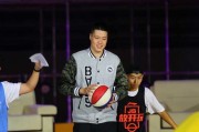 冬日里的篮球传奇：科比与贺天举沈阳演绎“黑曼巴精神”传承