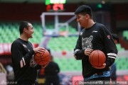 巴蜀热浪中的老友记：孟达王磊赛前叙旧，川疆大战一触即发