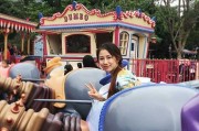 孙悦爱妻陈露携女畅游迪士尼，温馨母爱洋溢童话王国