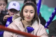 寒冬里的火热激情：美女球迷助威辽宁主场大胜四川