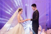吉林男篮锋卫王镤大婚 身高两米硬汉抱得美人归