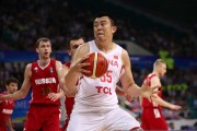 金砖赛场巅峰对决：韩德君力扛俄罗斯高塔，中国男篮蓝队虽败犹荣
