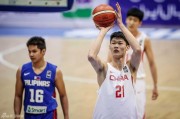 激战德黑兰：胡金秋内线擎天，国奥男篮力克菲律宾闯关成功