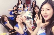 怀拥爱犬嘟嘴卖萌，完美侧颜回眸一笑：韩国最美啦啦队长朴姬兰的甜辣魅力