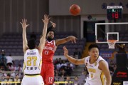 京粤大战烽烟起，易建联致命三罚定乾坤