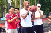 马布里校园行化身“暖心教头”，与篮球少年上演萌趣“尬球”对决