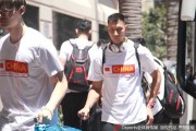 直击男篮抵美：阿联轻松写意，周琦略显疲惫开启最后热身