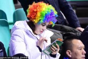 本溪冬夜那抹彩虹色：辽粤加时激战，看台美女球迷抢尽风头