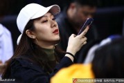 翟晓川携爱妻甜蜜亮相全明星 场边伉俪情深成星锐赛别样风景