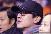 林更新低调现身辽宁主场，便装难掩帅气专注观战显真性情