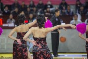 赛场边的热舞精灵：拉拉队宝贝与美女DJ点燃全场