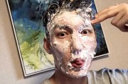 生日惊喜变奶油大战：满脸欢笑定格友情瞬间
