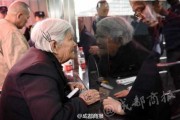 八旬慈母凌晨排队只为圆儿篮球梦 数百球迷主动让道温情暖蓉城