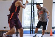 铁帅范斌的柔情一脚 福建男篮集训从快乐足球开始